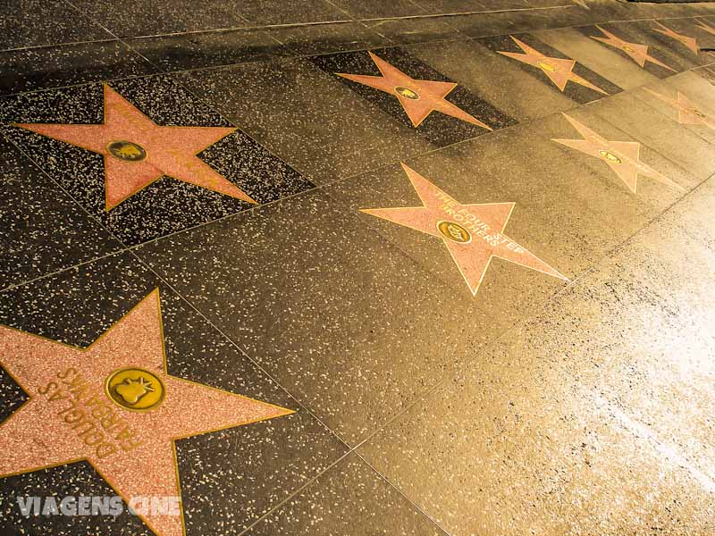 Clichê máximo do turismo mundial: quem resiste a uma foto com a estrela de seu artista preferido?