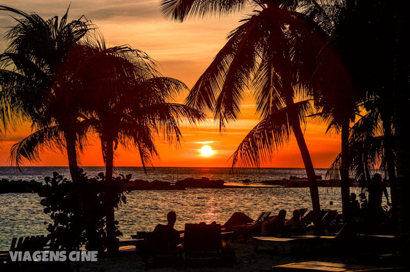 Pôr do sol em Mambo Beach, também conhecida como Seaquarium Beach