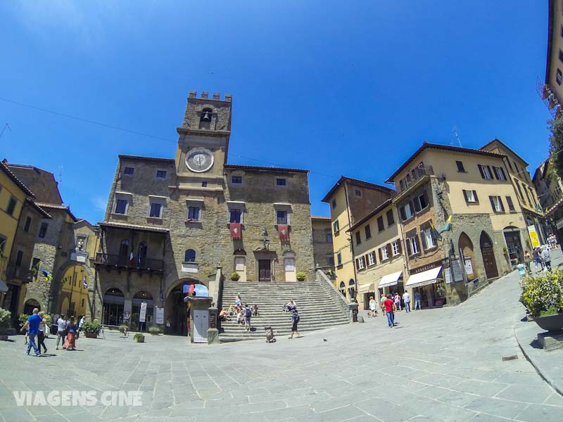 Ao contrário do filme, não há uma fonte no centro da Piazza della Republica, em Cortona