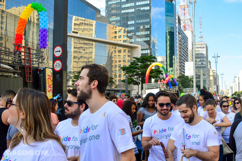 Segurar a bandeira é uma das atrações imperdíveis para se fazer durante a Parada
