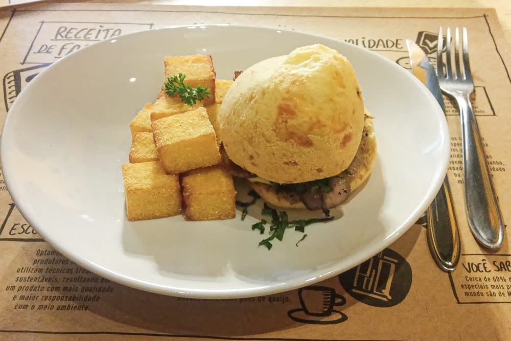 Pão de queijo acompanhado de polenta da Pão de Queijaria