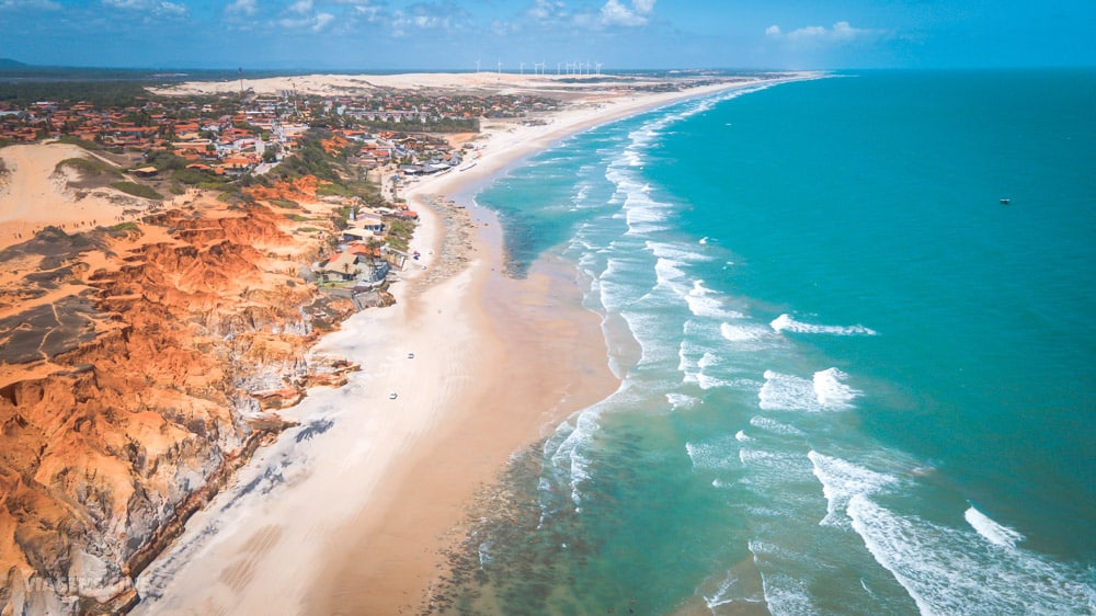 Morro Branco fica no caminho de Fortaleza para Canoa Quebrada