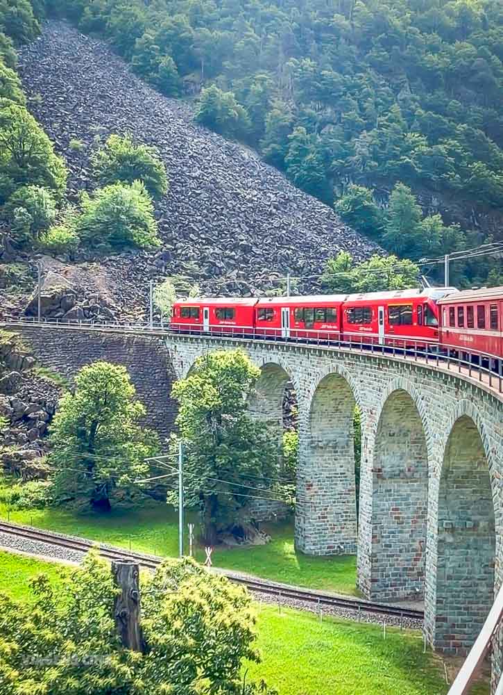 Viaduto Circular de Brusio, um dos destaques do trajeto do Bernina Express